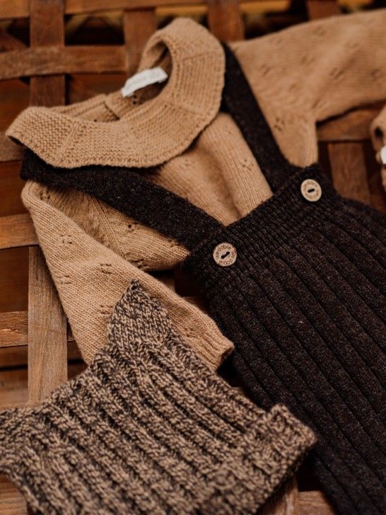 Wedoble gestrickte Latzhosen aus Merinowolle