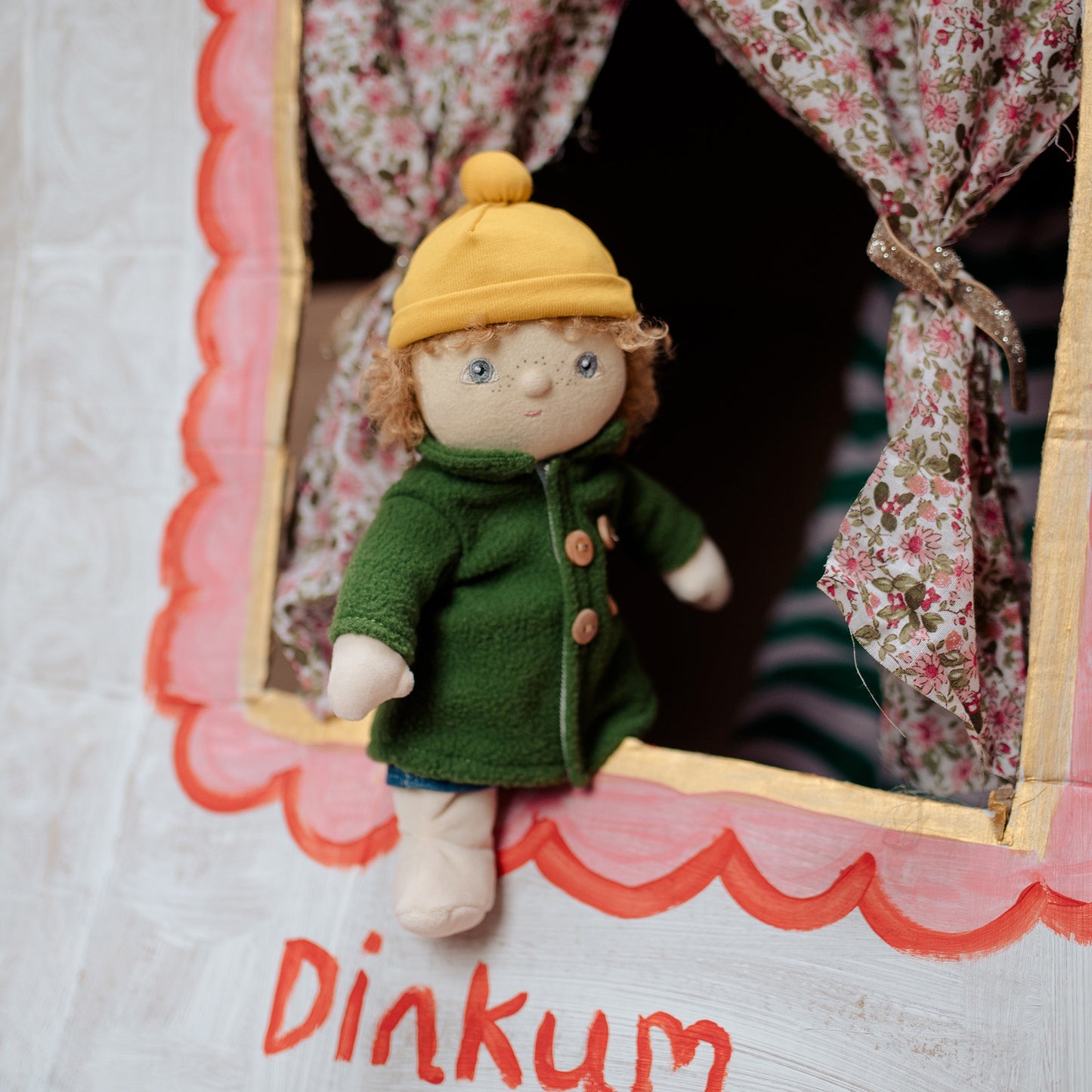 Dress_Me_Dinky_Charlie_Chestnut_Lifestyle_2