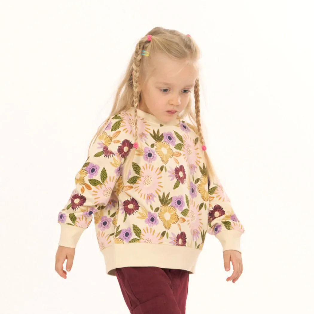 Sense Organics Kinder Sweatshirt mit Blumendruck auf Cremeweiß, Modell DARI