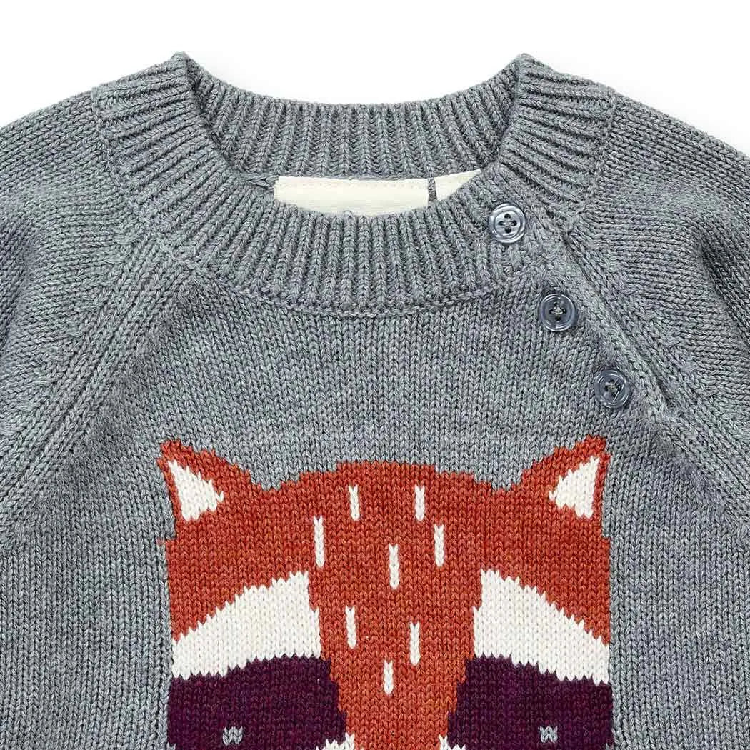 Sense Organics Baby Strickpullover mit Waschbär auf Anthrazit, Modell NAVIN