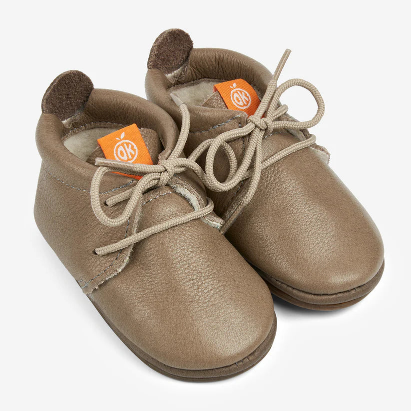 orangenkinder_amigo_schnuerer_gefuettert_beige_haupt_964e680a-05ff-4f4f-9699-7b3bdae9dcc2_823x
