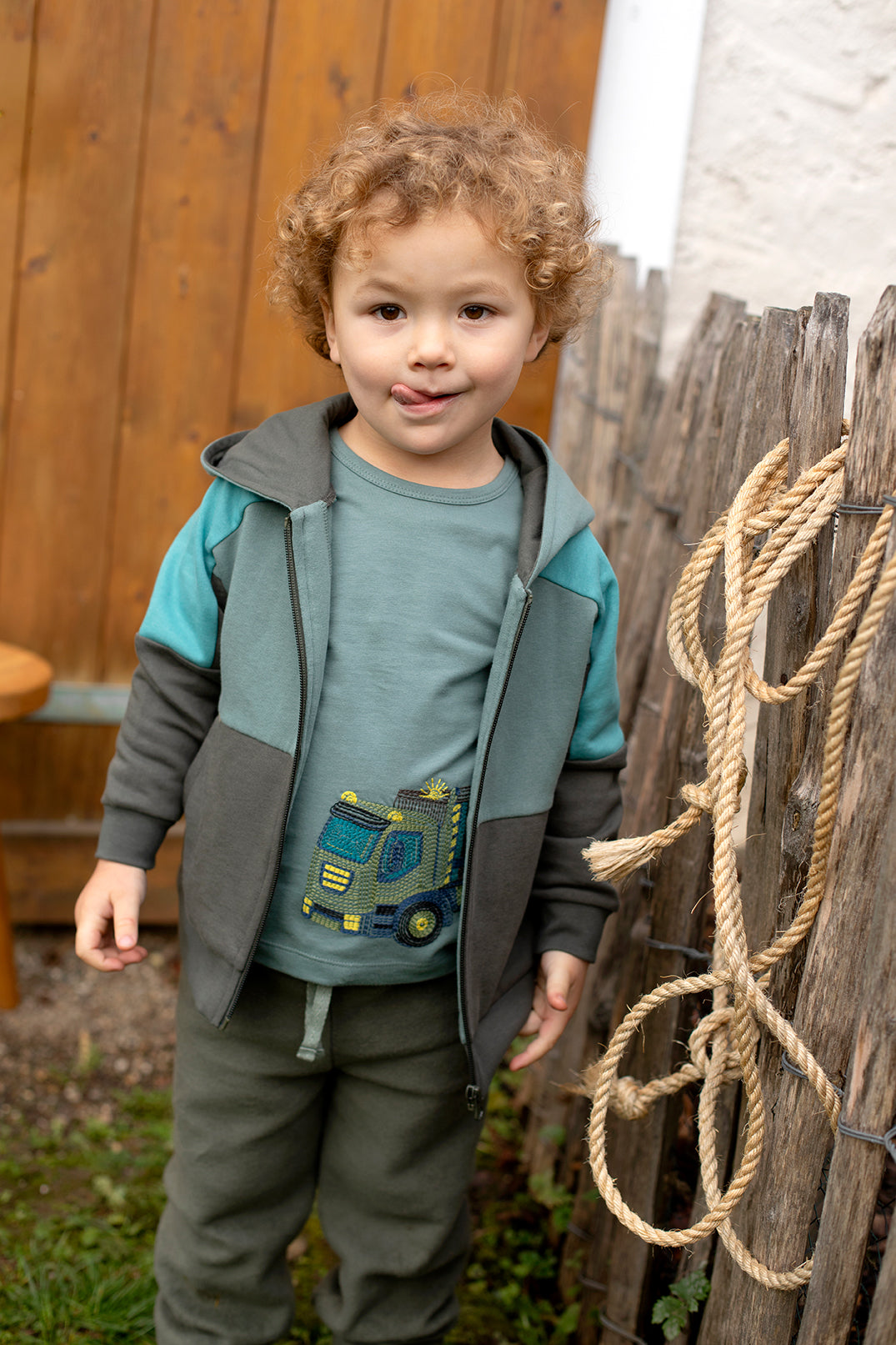 Enfant Terrible Shirt mit LKW Stickerei