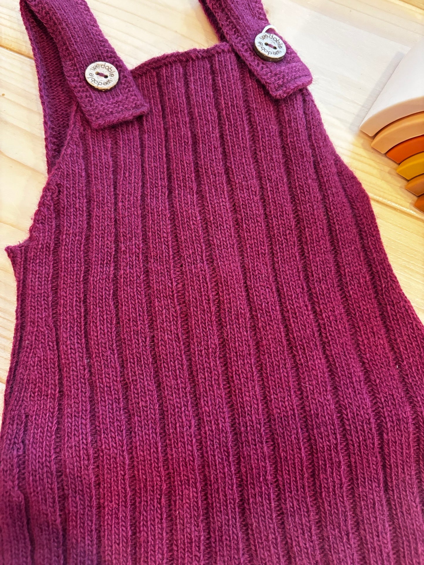 Wedoble gestrickte Latzhose aus Merinowolle